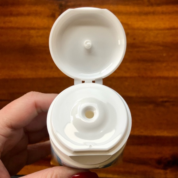 Neutrogena Deep Clean® Gentle Scrub - Picture 8 of 12